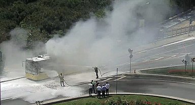 İstanbul- Sarıyer'de İETT otobüsü alev alev yandı; 25 yolcu tahliye edildi Geniş haber