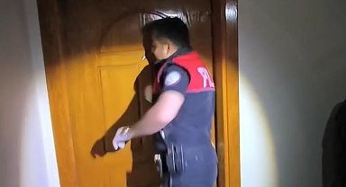 İstanbul - Sarıyer'de uyuşturucu serasına çevrilen eve baskın: Polis kapıyı kırarak açtı