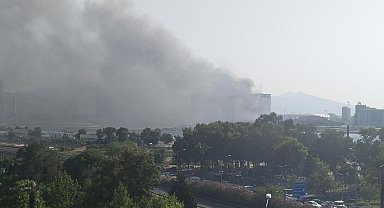 İzmir'de atıl haldeki fabrikanın bahçesi ile yakınındaki TIR garajında yangın