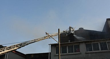 İzmir'de atıl haldeki fabrikanın bahçesi ile yakınındaki TIR garajında yangın