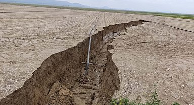Konya'da yağış sonrası tarlada yüzey yarığı oluştu