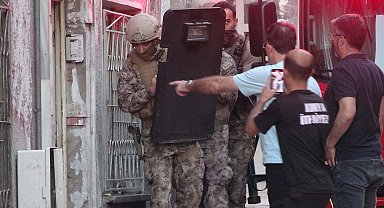 Koruma altına alınan çocuğu geri verilmeyince boğazına bıçak dayayıp, evini yaktı