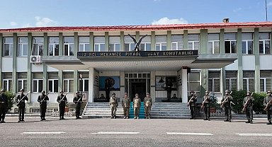 Orgeneral Selçuk Bayraktaroğlu, Mehmetçik ile bayramlaştı