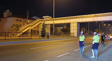 Üst geçidi kullanmayıp, yoldan karşıya geçmeye çalışan yayaya otobüs çarptı