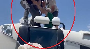Virajı alırken devrilen TIR'ın sürücüsünü çevredekiler kurtardı; kaza kamerada