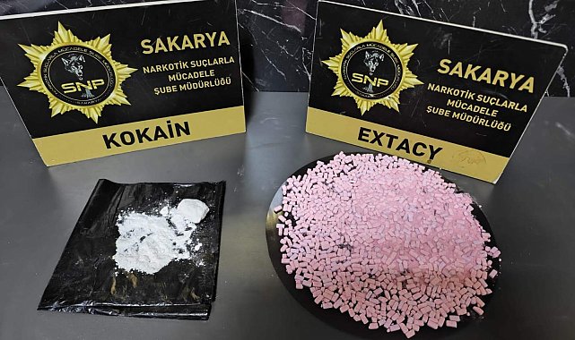 Durdurulan araçta kokain ve uyuşturu hap ele geçirildi
