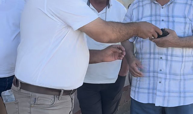 Özel halk otobüsü şoförü, araçta düşürülen cüzdanı sahibine ulaştırdı
