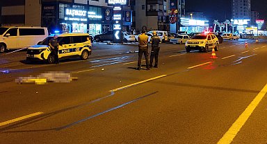 Hafif ticari aracın çarpıp, otomobilin ezdiği kadın öldü