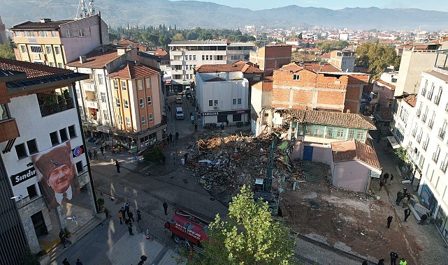 Balıkesir Sındırgı'da depremin ardından ağır hasarlı binalarda yıkım sürüyor