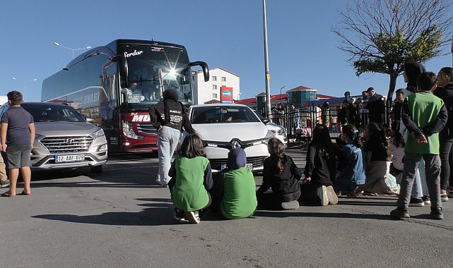 Bingöl'de otomobilin çarpmasıyla ölen Berra için yolu kapattılar