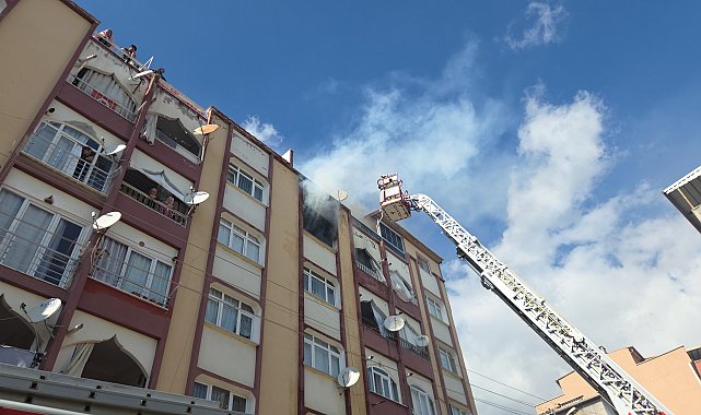 Bursa'da 5 katlı binanın en üst katında çıkan yangın söndürüldü