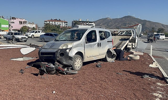 Hafif ticari araç, iki motosiklete çarptı; 2'si ağır 6 yaralı