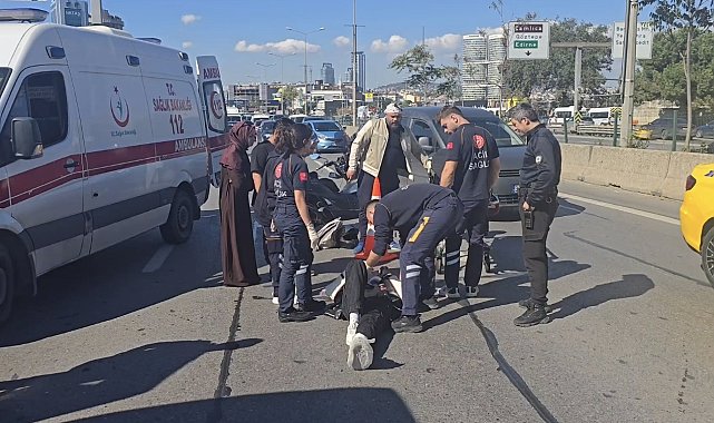 İstanbul- Kadıköy'de sapağı kaçıran otomobil sürücüsü motosiklete çarptı