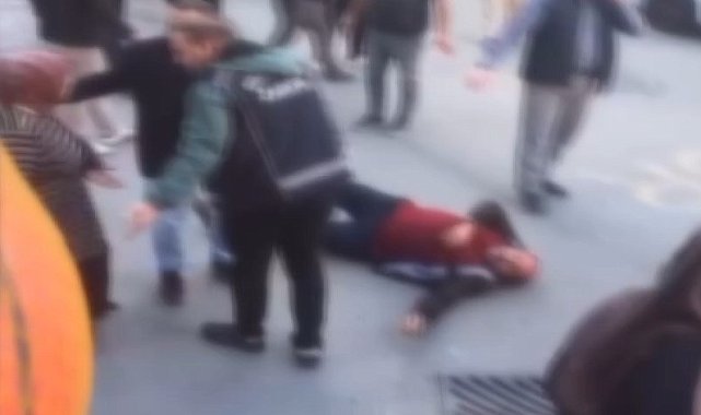 İstanbul - Sultangazi'de çocuğu taciz ettiği öne sürülen kişiyi mahalleli darbetti