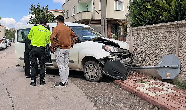 Kazada savrulan hafif ticari araç ile otomobil, site duvarına çarptı