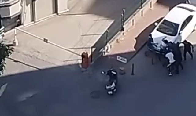 Kuryenin tartıştığı grup tarafından darbedildiği anlar kamerada
