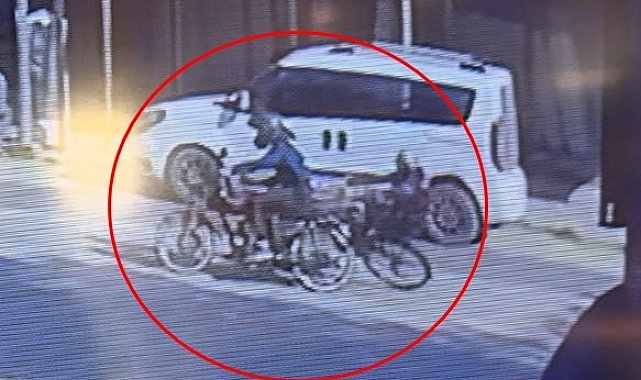 Motosikletin bisikletle çarpıştığı kaza kamerada: 2 yaralı