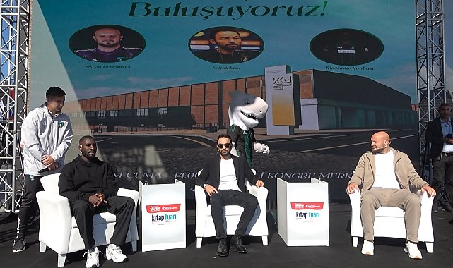 Selçuk İnan ve futbolcular kitap fuarında taraftarla buluştu