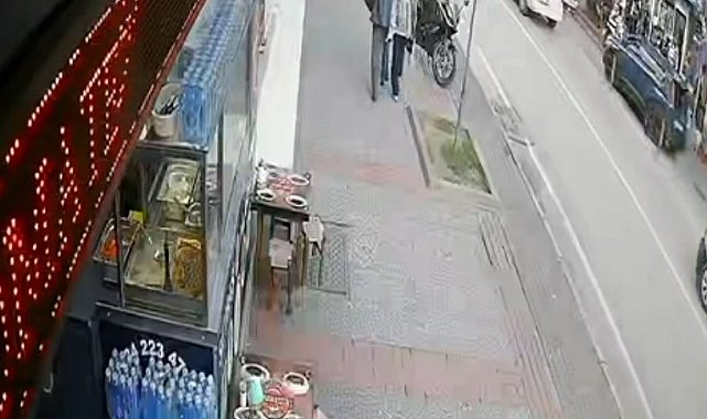 Sürücüsünün yayaya çarpmamak için manevra yaptığı otomobil kaldırıma çıktı; o anlar kamerada