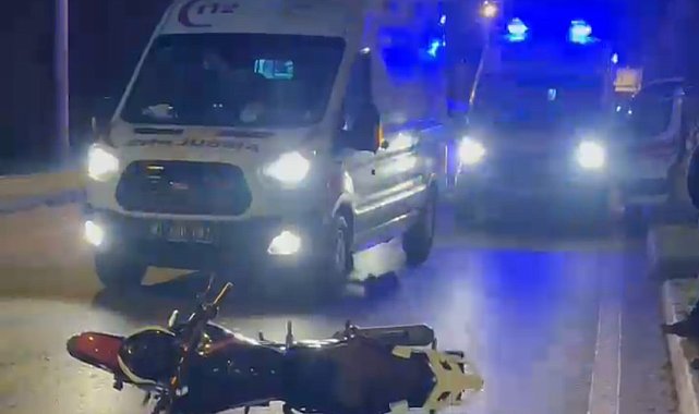 Taksinin motosiklete çarpıştığı kaza kamerada; 2 yaralı