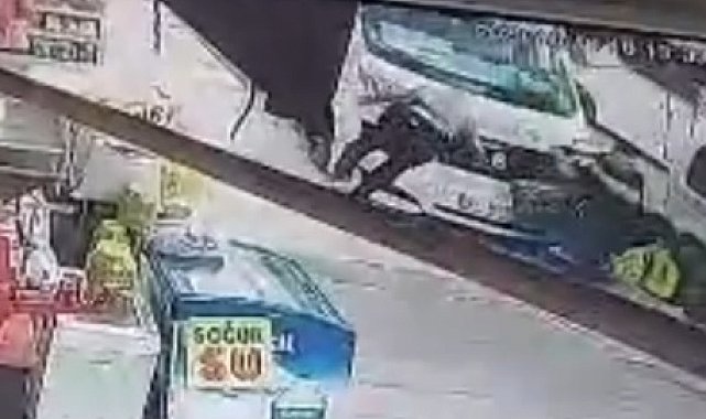 Yolcu minibüsü kaldırımdaki 2 kişiye çarptı; kaza kamerada