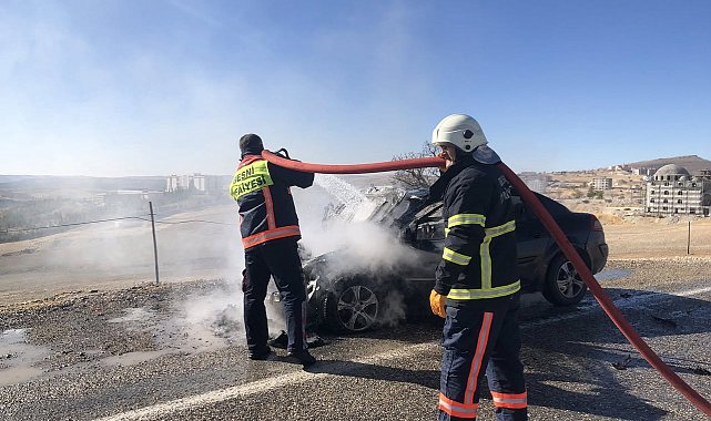 Yolda alev alan otomobil kullanılamaz hale geldi