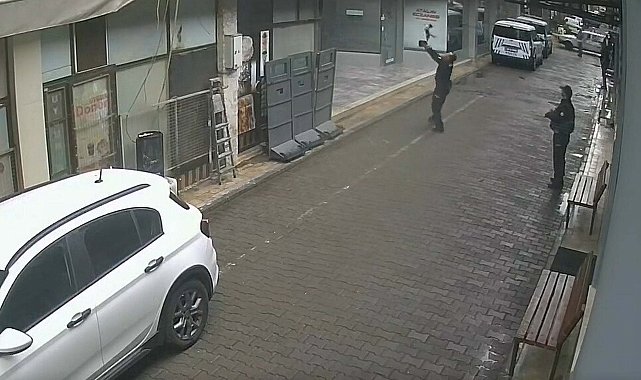 2'nci kattan düşen kediyi polis kurtardı; o anlar kamerada