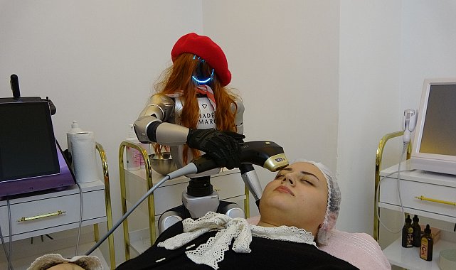 'İşçi robot' Marcelx, yoğun ilgi görüyor