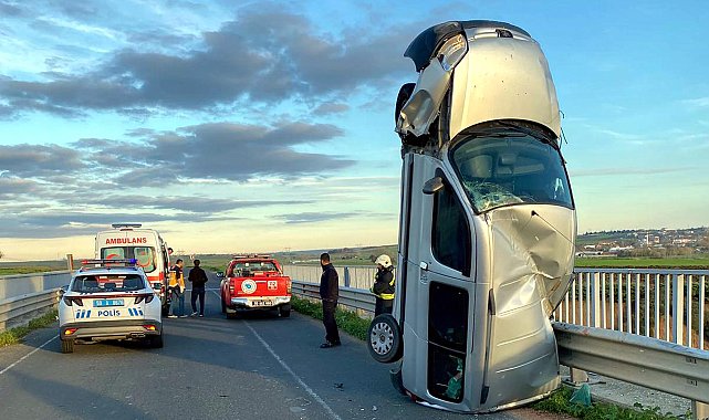 Bariyere çarpan hafif ticari araç, dik vaziyette kaldı: 2 yaralı