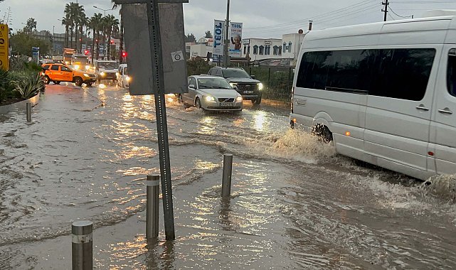 Bodrum'da sağanak; 1 evi su bastı, yollar göle döndü