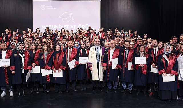 Doktora mezunları, şarkılar eşliğinde belge aldı