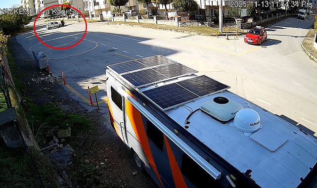 Ehliyetsiz sürücünün çarptığı motosikletteki kurye yaralandı; kaza kamerada