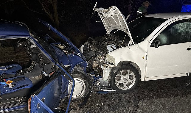 Eskişehir'de iki otomobil kafa kafaya çarpıştı; 1'i ağır 9 yaralı