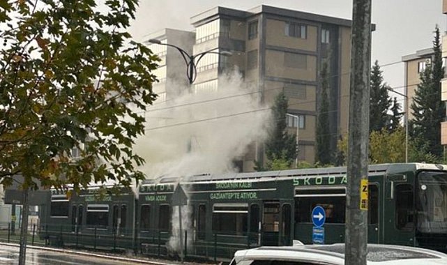 Gaziantep'te seyir halindeki tramvaya yıldırım düştü