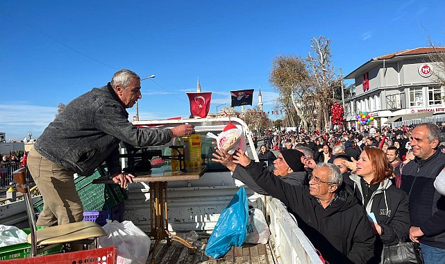 Geçit töreninde dağıtılan hediyeler için kıyasıya yarış