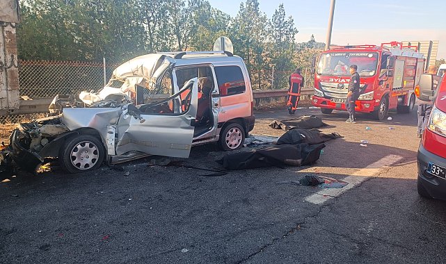 Hafif ticari araç, otoyolda kamyona çarptı; 3 ölü, 3 yaralı