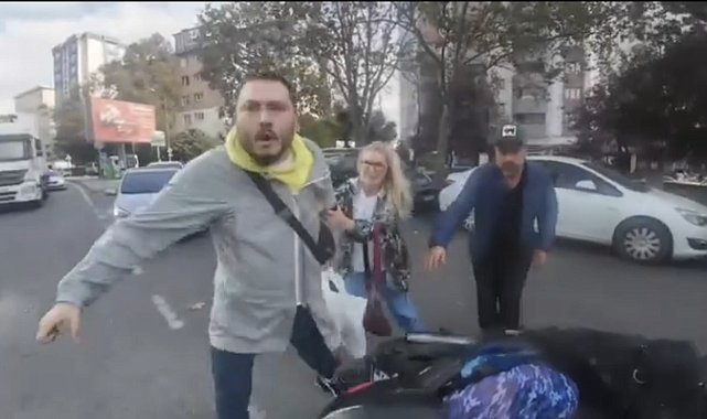 İstanbul- Ataşehir'de motosikletliye tekme tokatlı saldırı kamerada