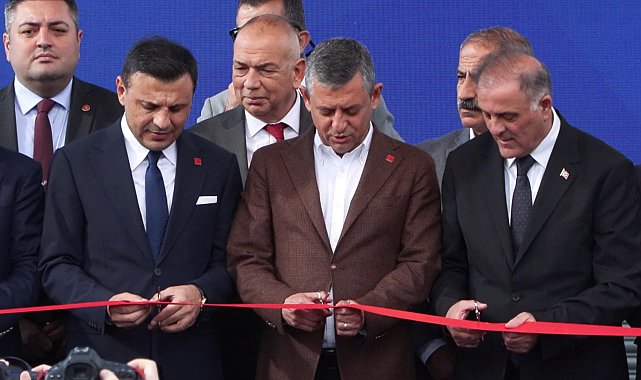 İstanbul - CHP Genel Başkanı Özel, Kabataş Meydanı açılış törenine katıldı Metin eklendi