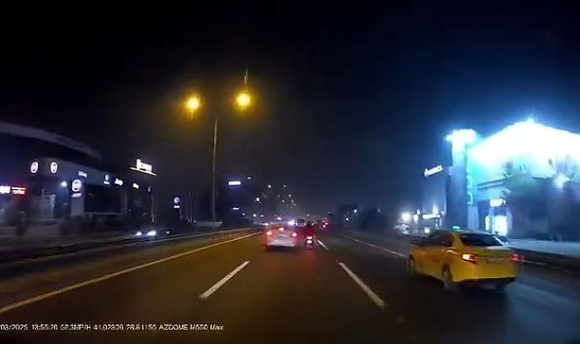 İstanbul- Küçükçekmece'de otoyolda savrulan otomobil bariyerlere çarptı; kaza kamerada