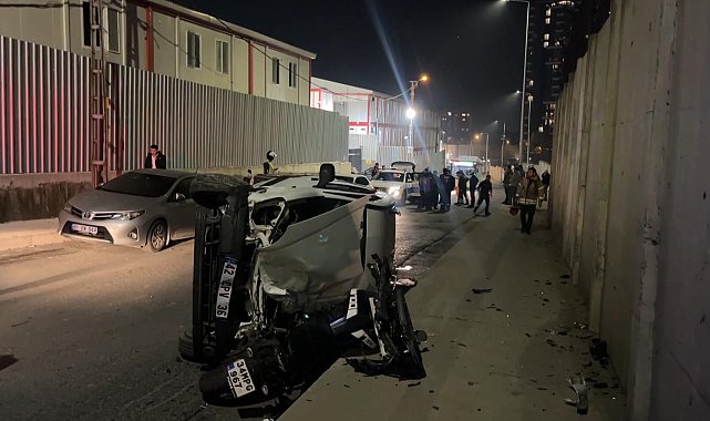 İstanbul - Sarıyer'de hafif ticari araç motosikletin üzerine devrildi: 2 yaralı