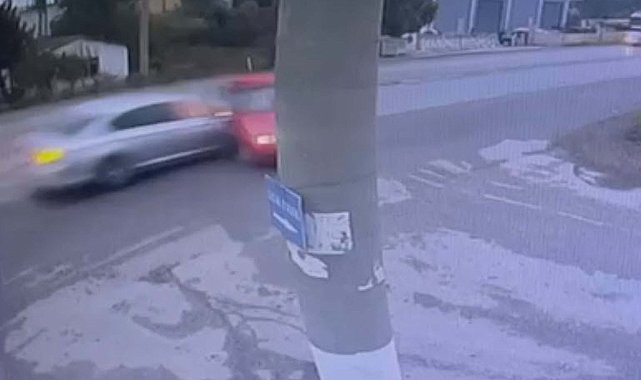 İzmir'de 2 kişinin öldüğü, 4 kişinin yaralandığı kaza kamerada