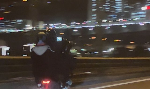 İzmir'de 2 motosikletlinin tek teker üzerinde tehlikeli yolculuğu kamerada