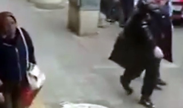 Kendisini evden çıkartan mülk sahibini darbetti; o anlar kamerada
