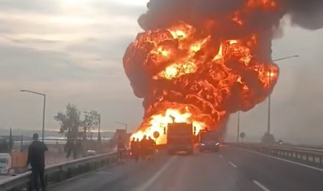 Mersin'de akaryakıt yüklü tanker alev alev yandı