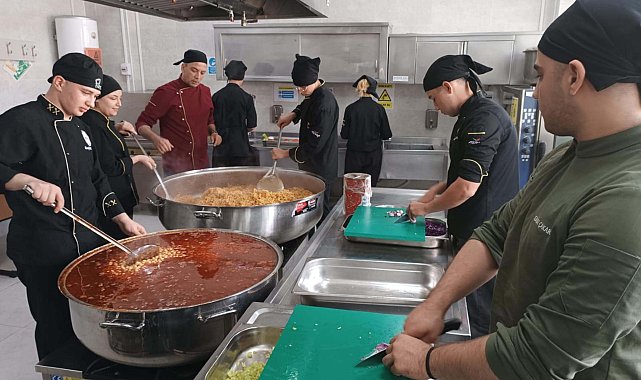 Meslek lisesinin kazanları, ihtiyaç sahibi öğrenciler için kaynıyor