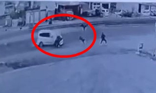 Motosiklet ile hafif ticari aracın çarpıştığı kaza kamerada: 2 yaralı