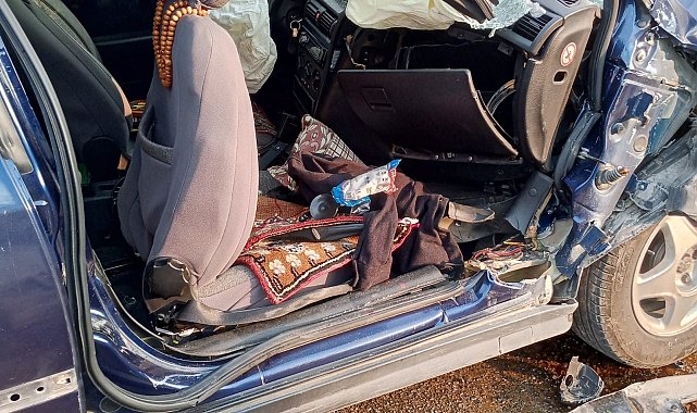 Otomobil, güvenlik şeridinde duran tankere çarptı : 3 kişilik aile yaralandı
