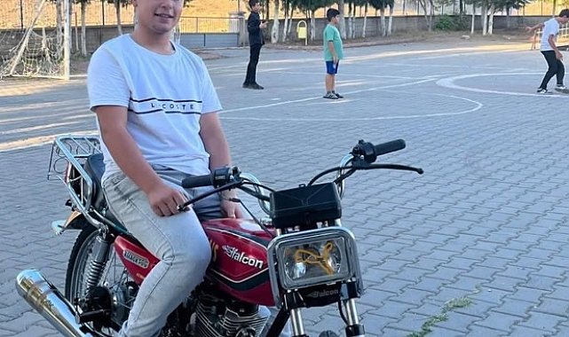 Otomobil ile motosiklet çarpıştı; 14 yaşındaki sürücü öldü, kaza kamerada