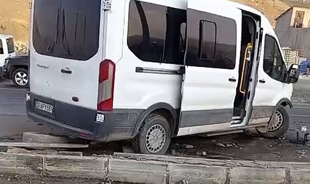 Servis minibüsü ile hafif ticari araç çarpıştı: 13'ü çocuk 19 yaralı