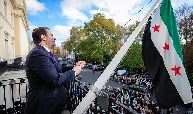 Suriye bayrağı, Londra'da göndere çekildi